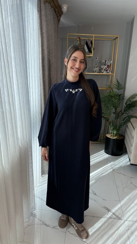 فستان الياقة المزينة باللؤلؤ 🤍